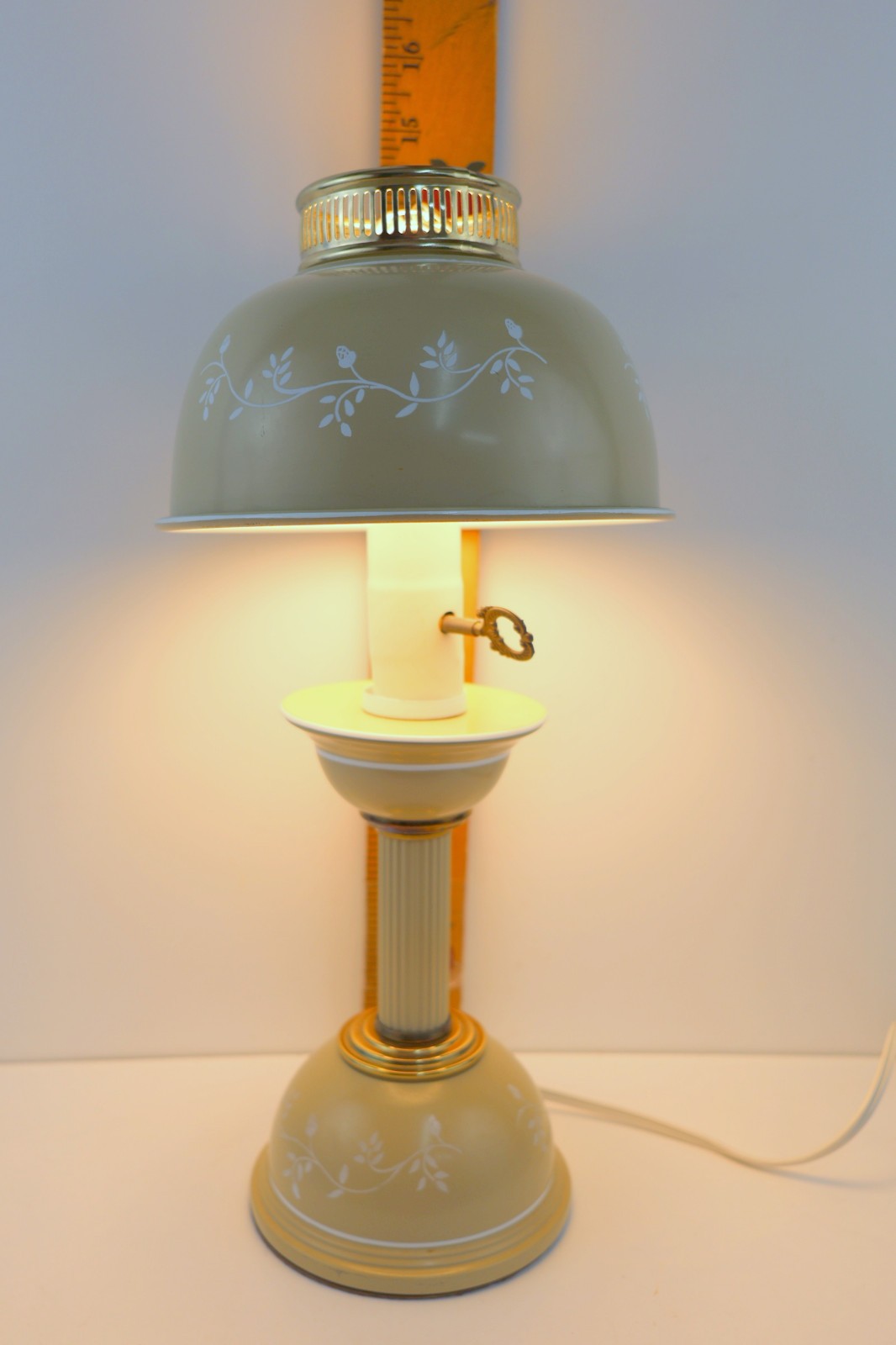 Vintage MCM Tole Ware Beige Underwriters Laboratories 14″H Table Lamp