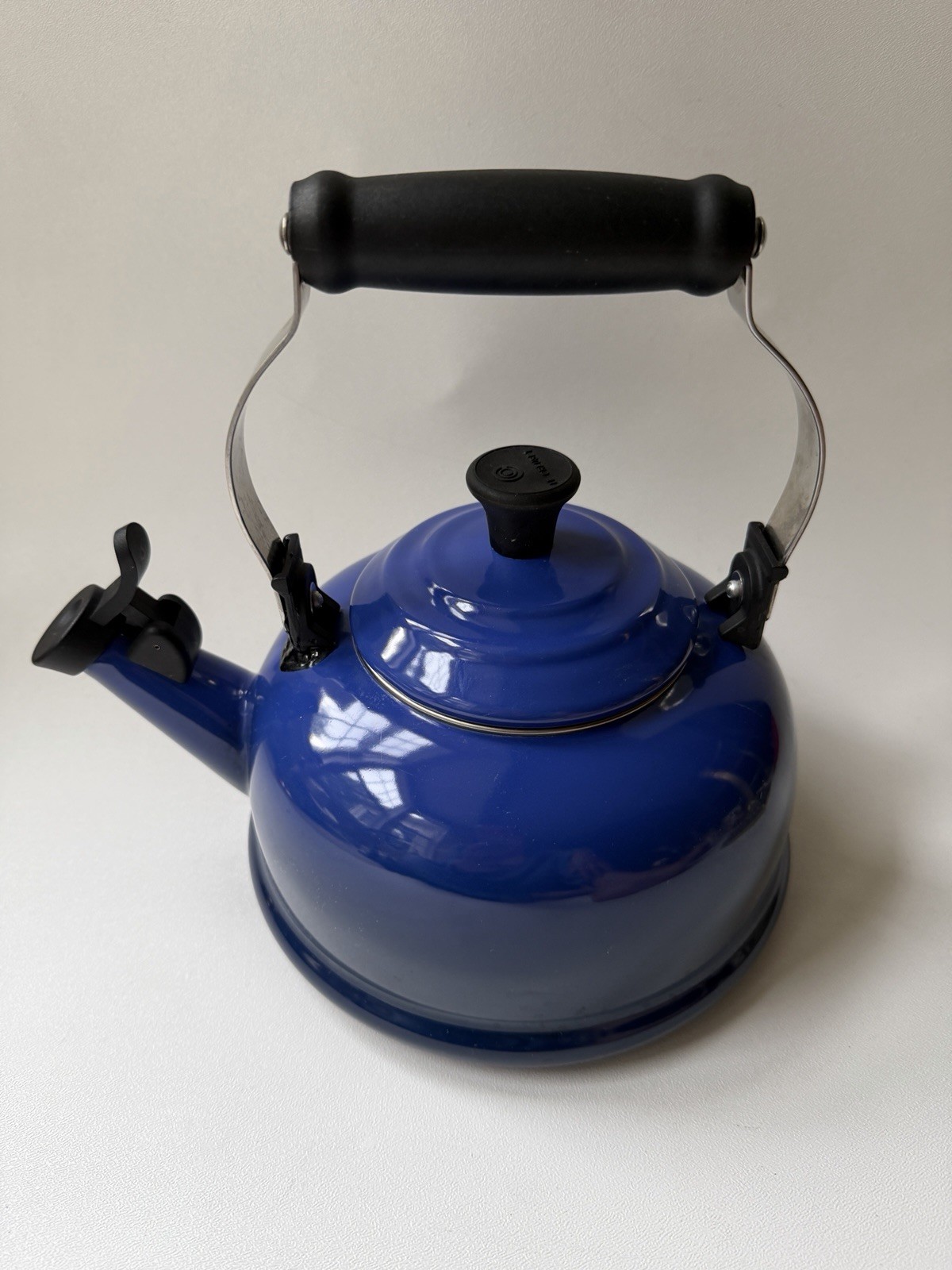 Le Creuset Cobalt Blue Ombre Whistling Tea Kettle 1.7 qt 1.6 L Enamel On Steel