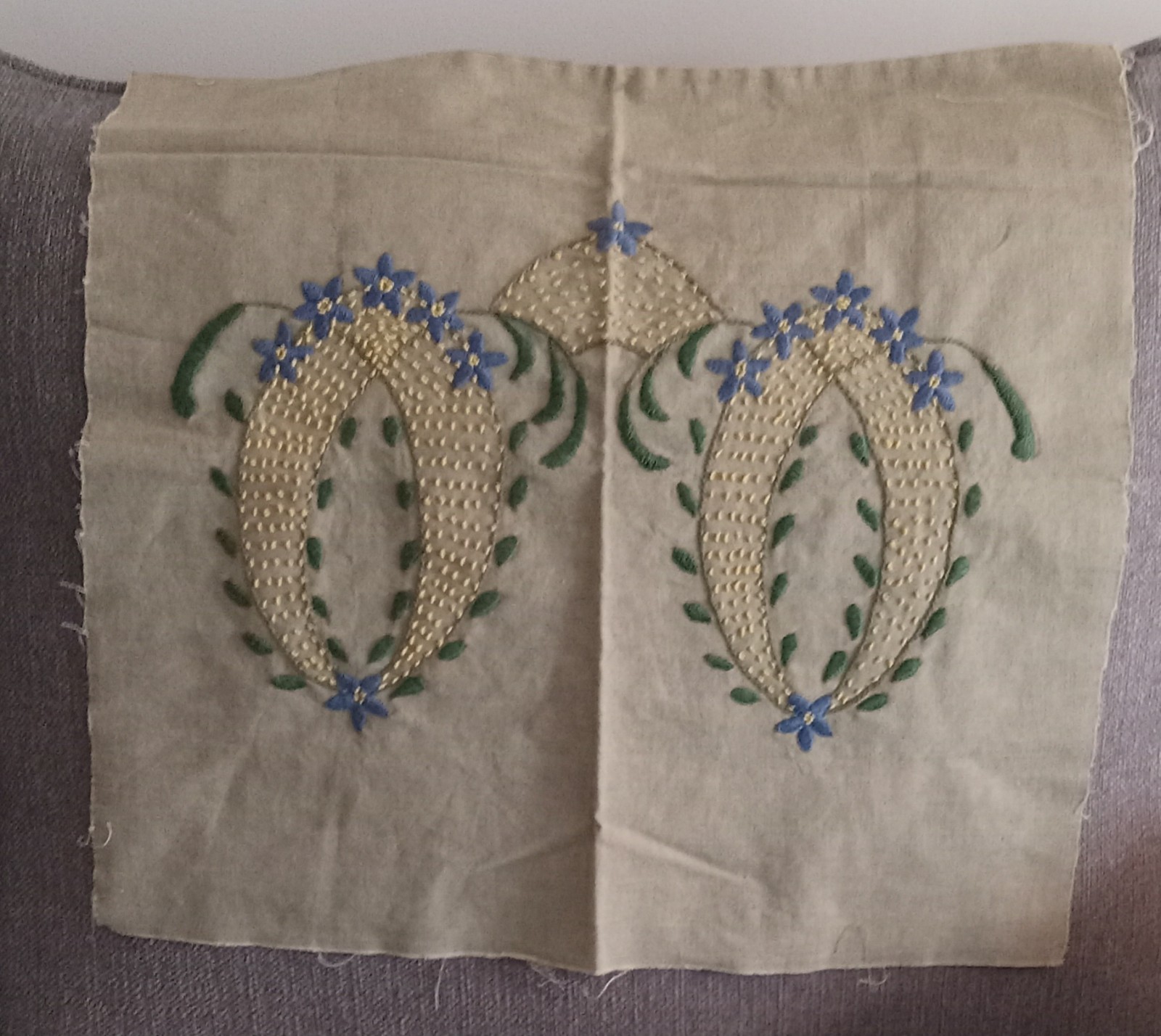 RARE Vintage ART NOUVEAUX EMBROIDERY Flowers VGC 19″ x 17 square PILLOW UNFNSHD
