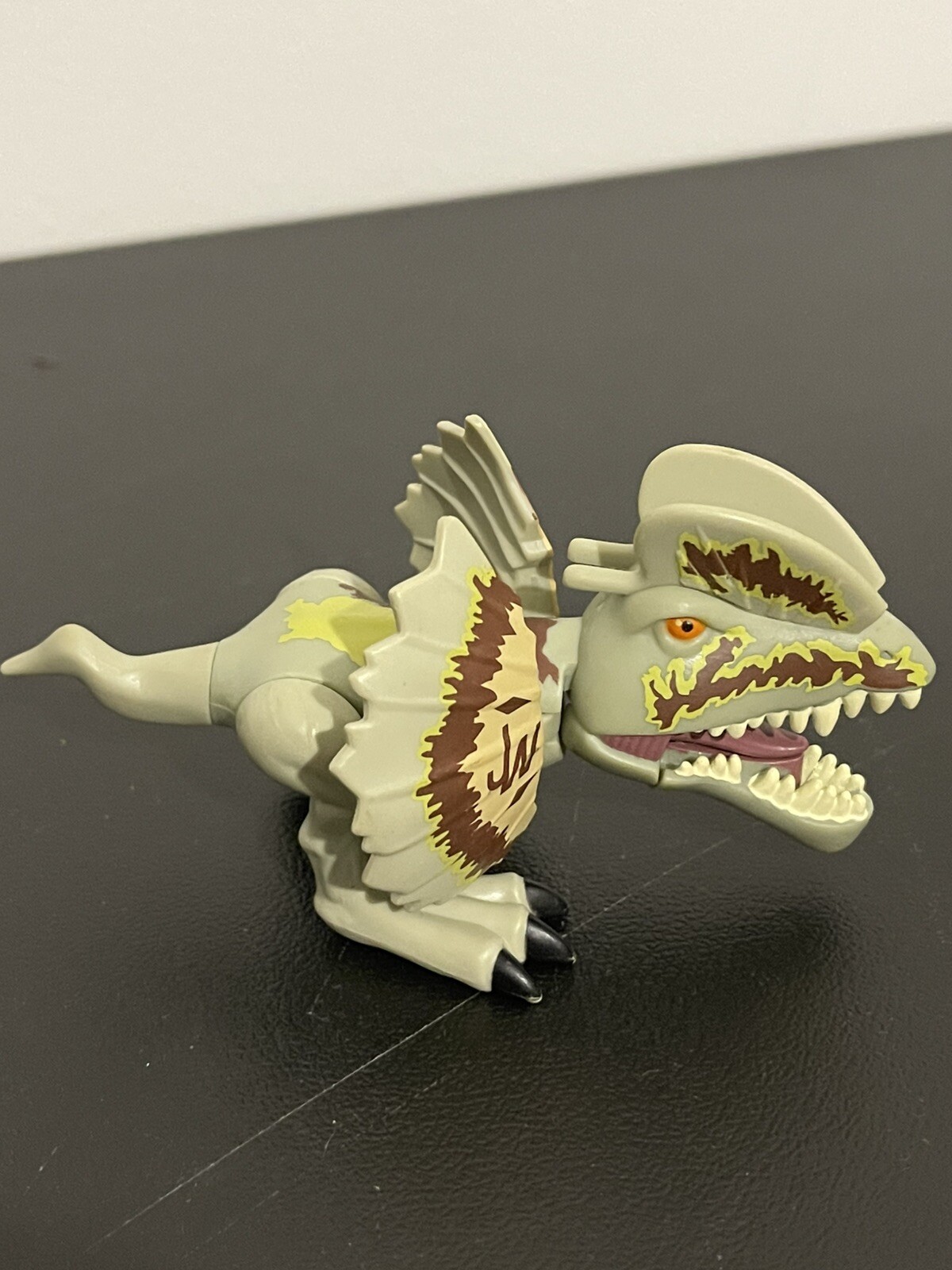 Hasbro 2015 Jurassic Park dilophosaurus scary dinosaur toy figure