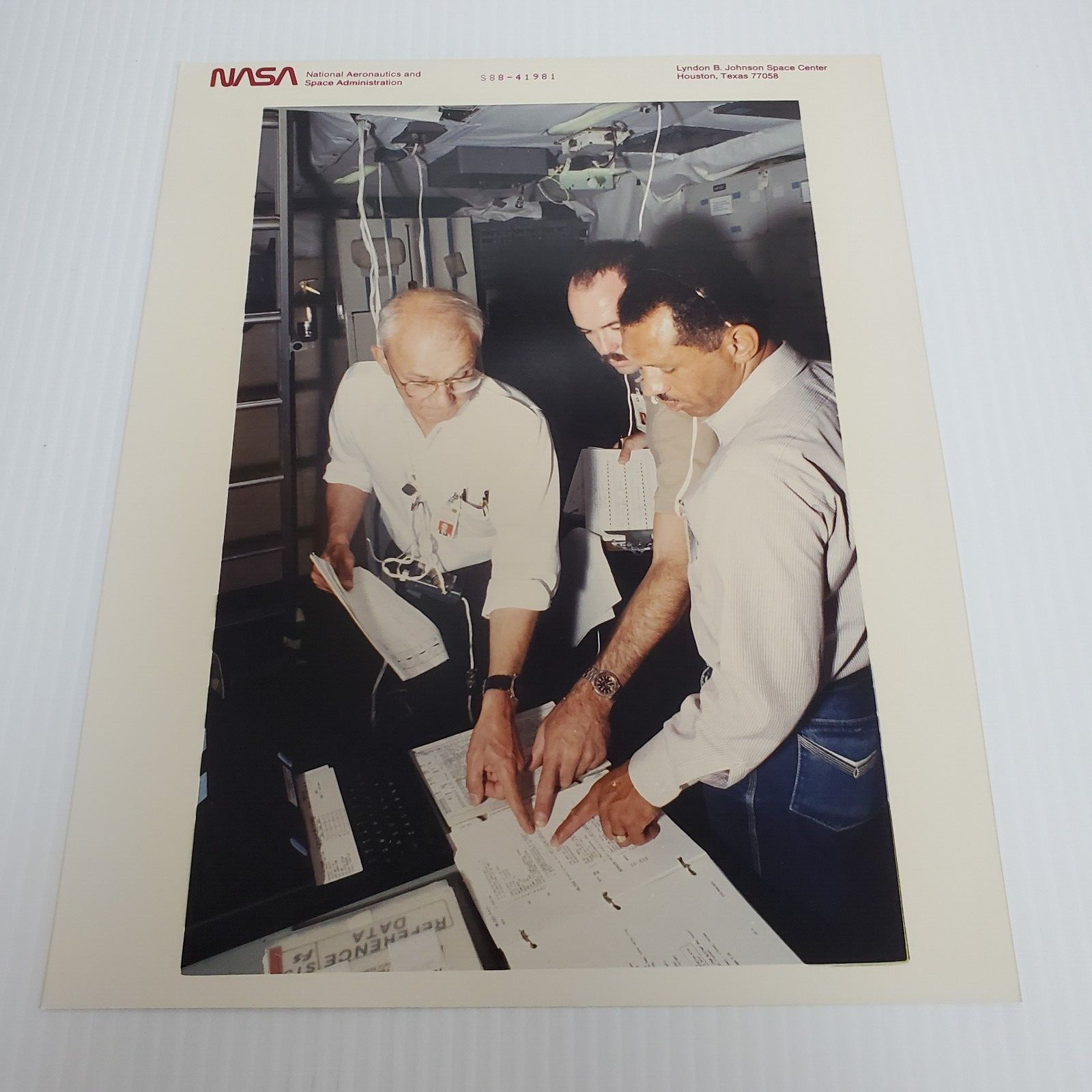 NASA STS-31 Crew Training July 14 1988 8×10 PRESS PHOTO #S-88-41981