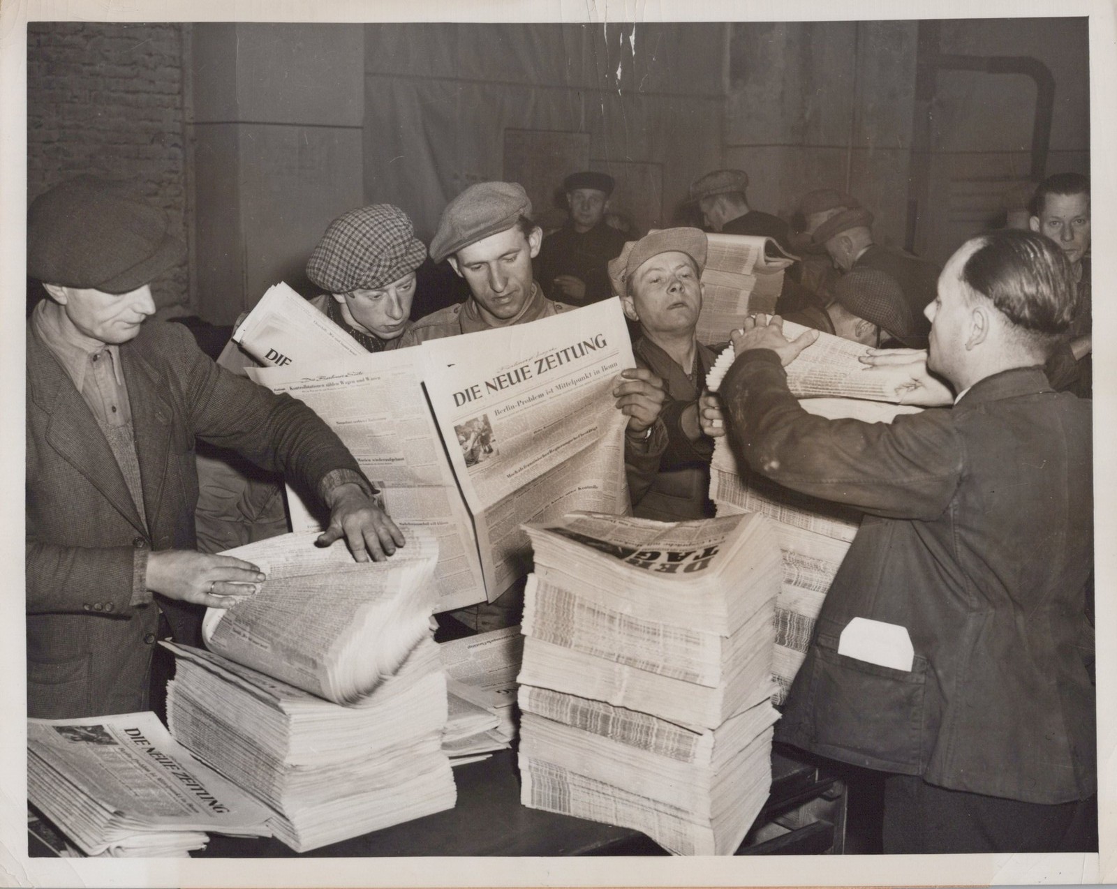Postwar Berlin newspaper jockeys West Berlin delivery 1949 Original Press Photo