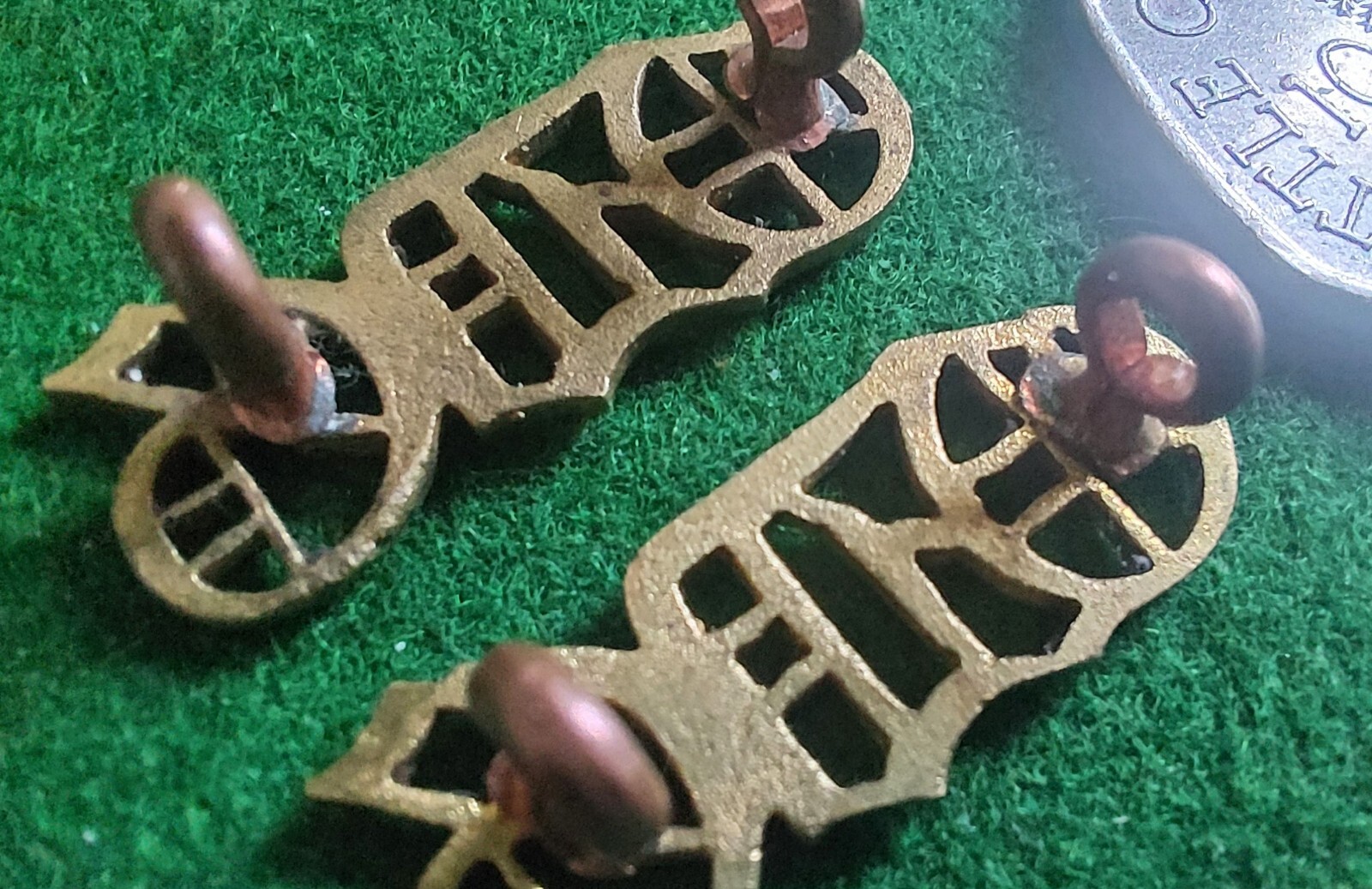 ORIGINAL QUEEN’S DRAGOON GUARDS SHOULDER TITLE PAIR. SEE DESCRIPTION.