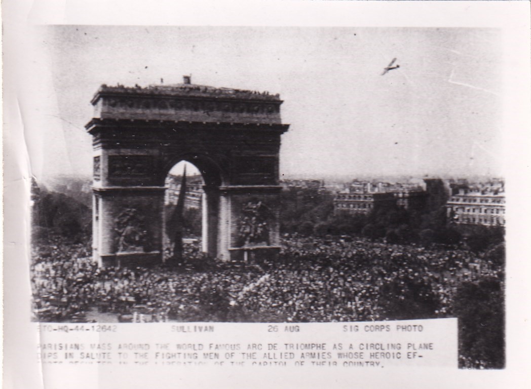Original WWII Signal Corps Photo CROWDS CELEBRATE LIBERATION of PARIS 646