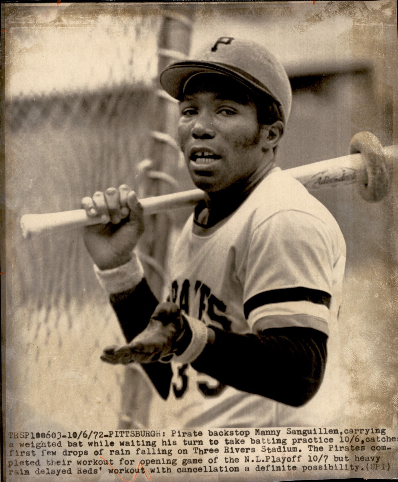 GA354 1972 UPI Wire Photo PITTSBURGH PIRATES BACKSTOP MANNY SANGUILLEN PRACTICE