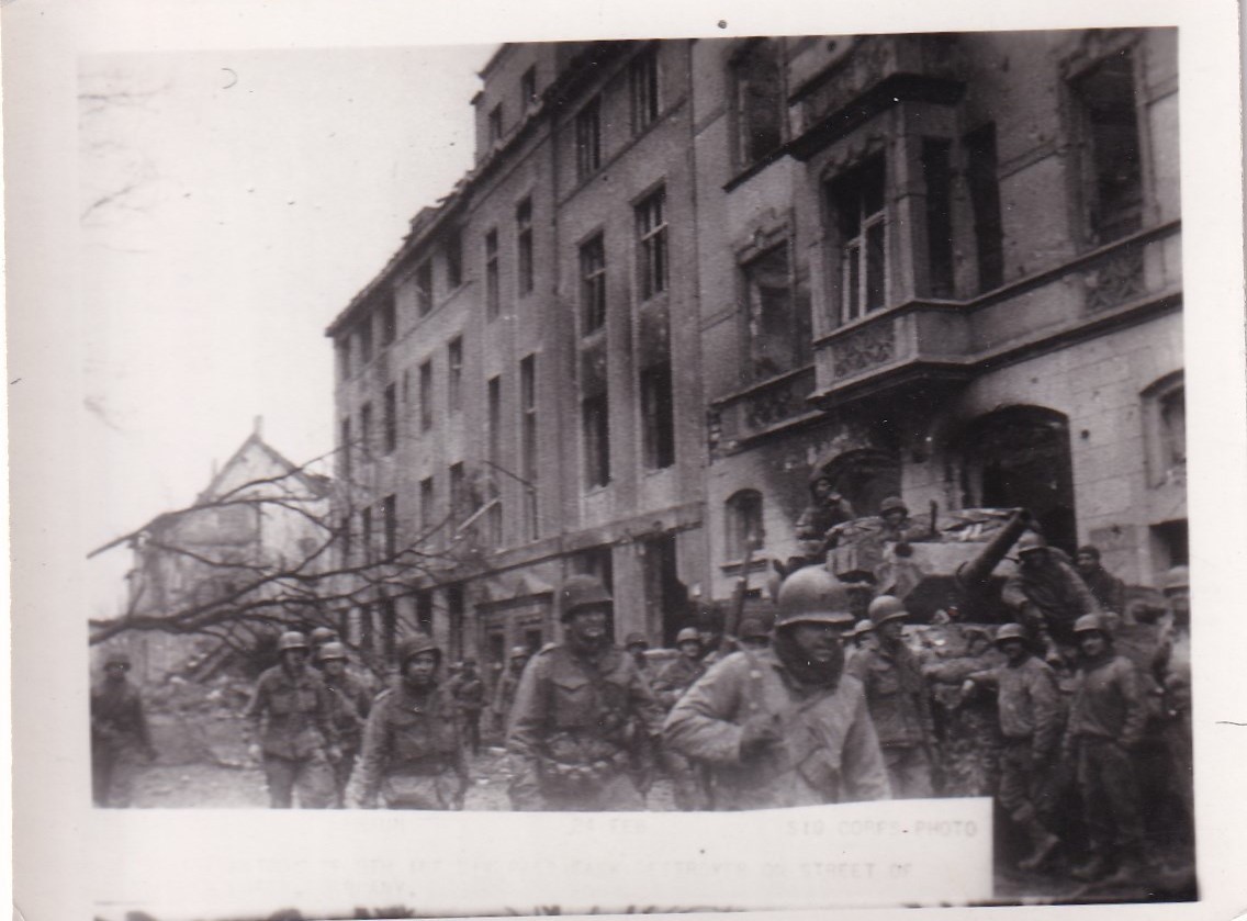 Original WWII Signal Corps Photo US GI’s M4 SHERMAN TANK STREET FIGHTING 656