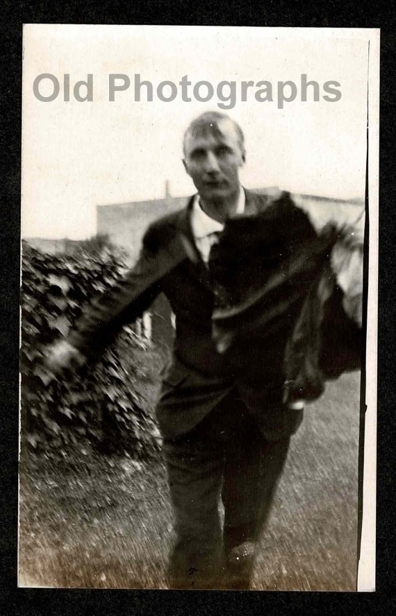 OUT-OF-FOCUS MAN WALKING HOLDING SOMETHING OLD/VINTAGE PHOTO- A879