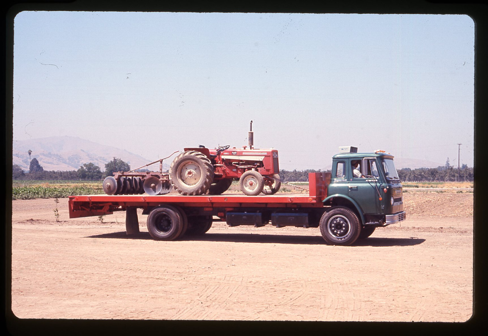 sl90 Original slide 1970’s Omaha Farm International tractor 444 074a