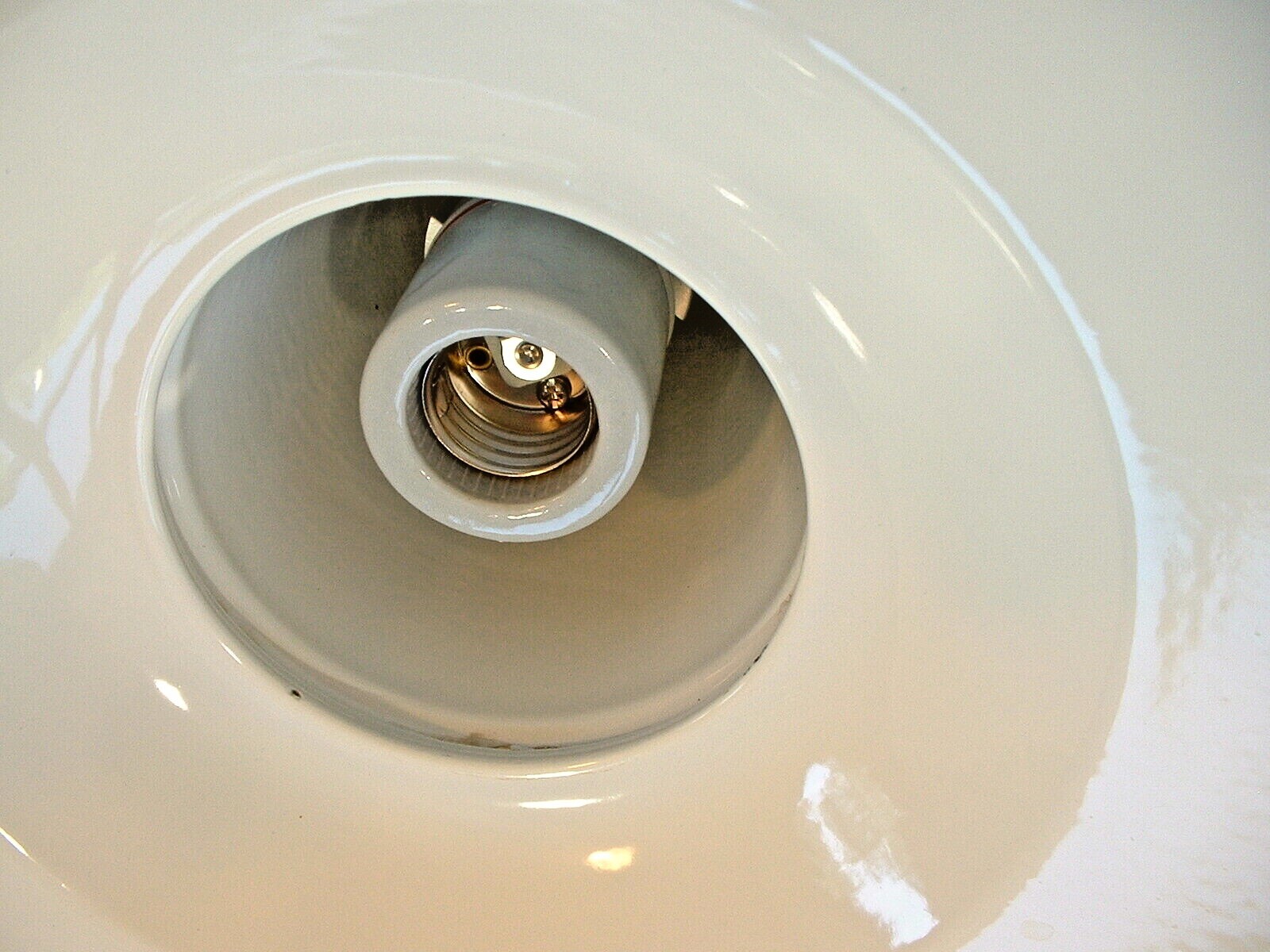 (1) 60s Benjamin 18″ Porcelain Industrial Green Barn Light Vintage A’s UL White