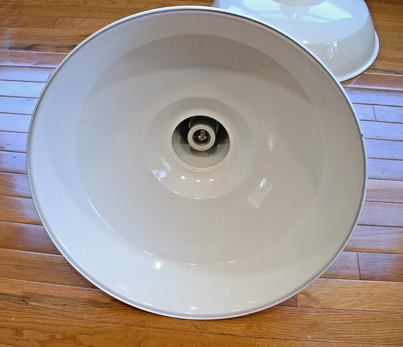 (1) 60s Benjamin 18″ Porcelain Industrial Green Barn Light Vintage A’s UL White