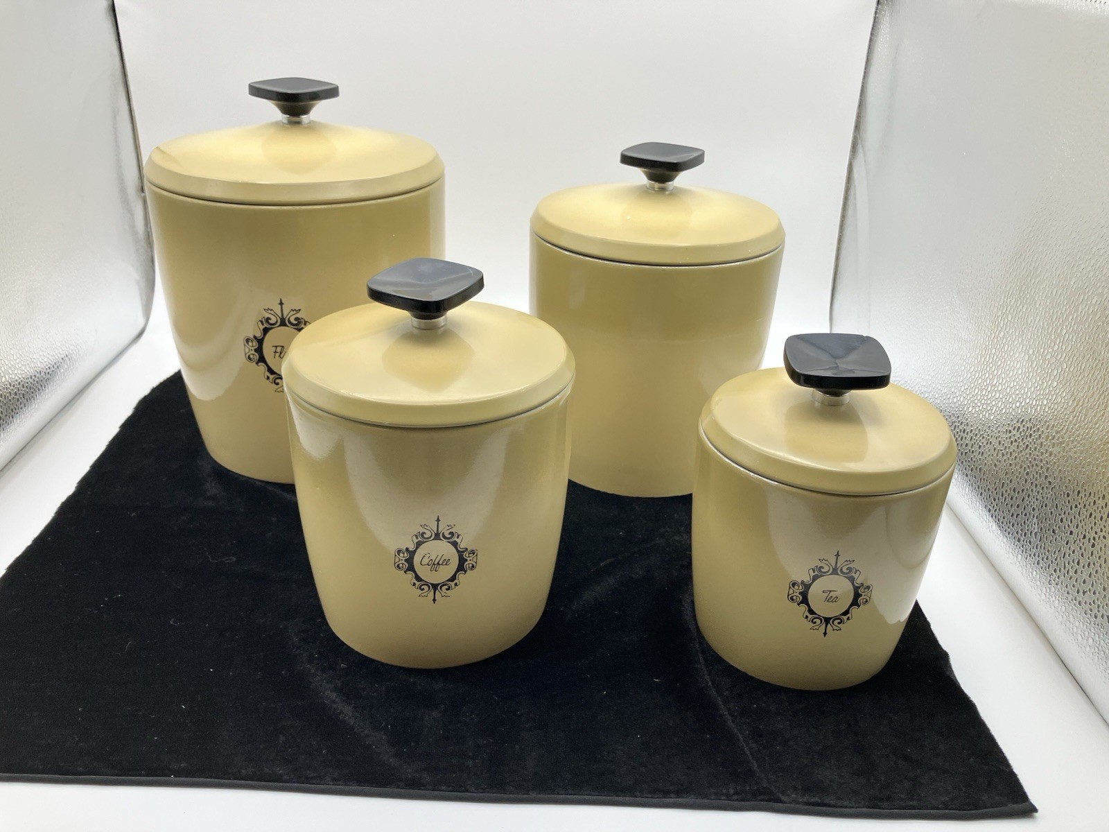 VINTAGE 1970’s WEST BEND HARVEST GOLD NESTING KITCHENWARE CANISTER SET WITH LIDS