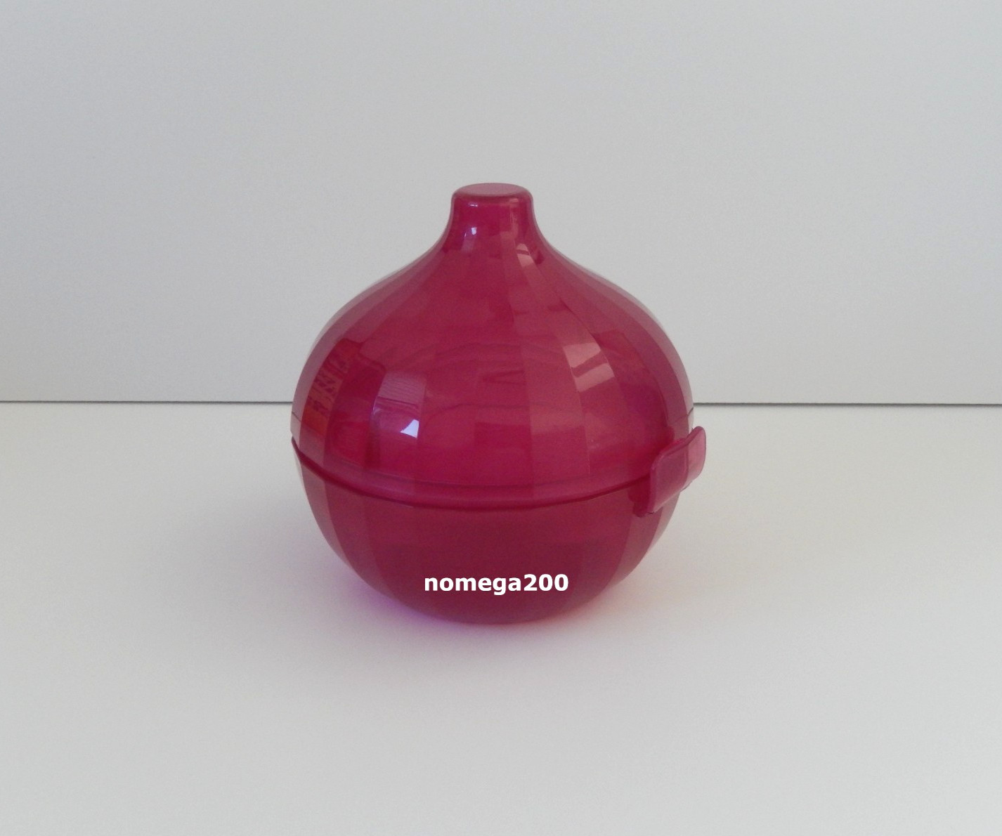 Tupperware Onion Keeper Round Purple Color