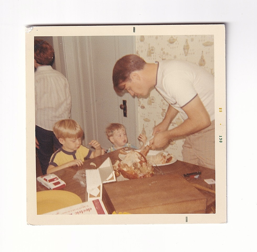 Vintage Family Dinner Snapshot Dad Carving Turkey Children Thanksgiving J505