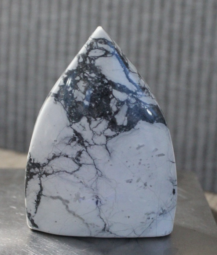 HOWLITE FREEFORM 2.99 INCHES TALL/ 174.3 GRAMS