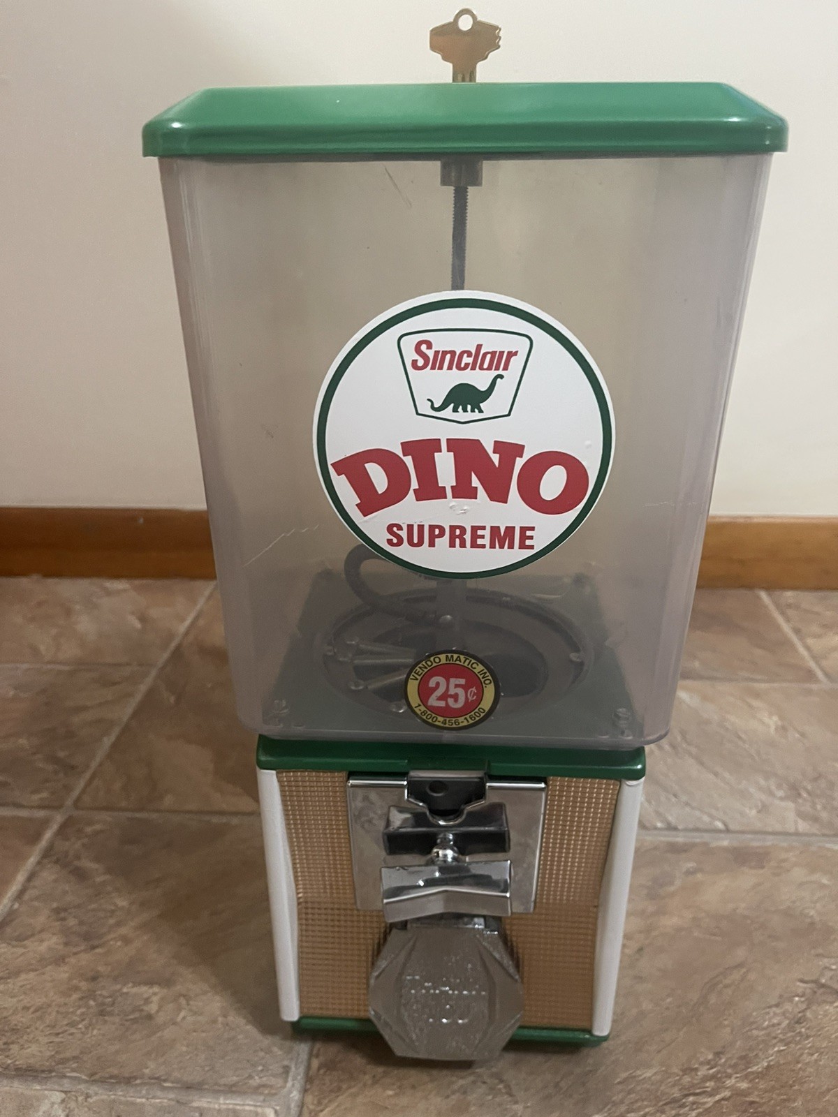 SINCLAIR “DINO” Gasoline bubblegum machine–25 cents–A & A brand–works + key