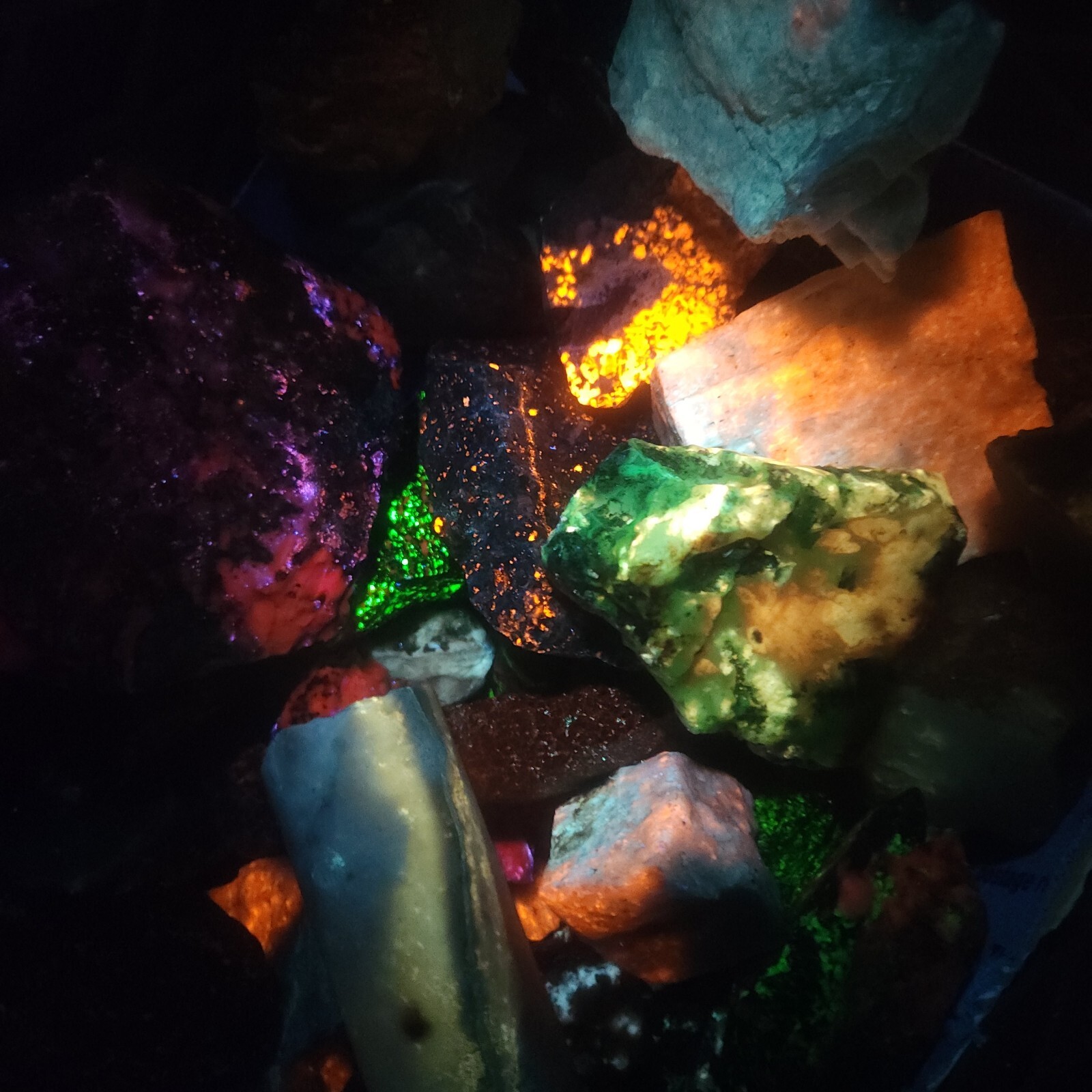 5 pounds Longwave Fluorescent mineral Rock Variety Pack Guaranteed 4 Colors