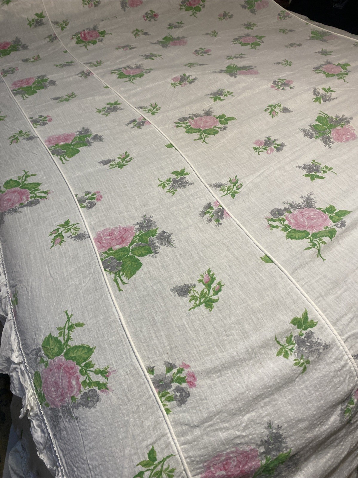 Vintage Light Weight White Bedspread Pink Roses Ruffles Full Queen Seersucker