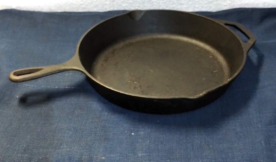 Lodge USA 10SK 12″ Cast Iron Skillet With Double Spouts