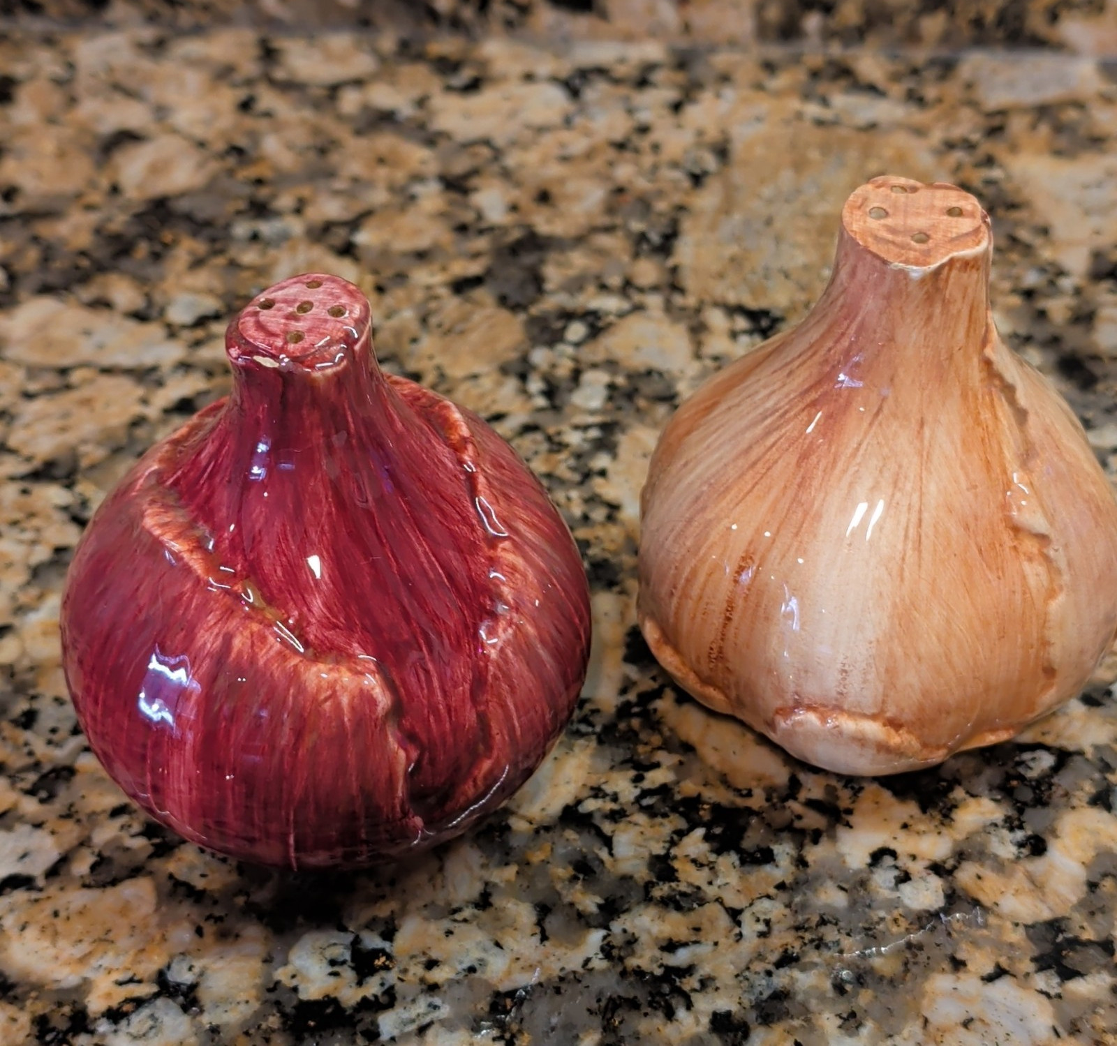 Ganz Ceramic Garlic Shaped Salt & Pepper Shakers Red Beige Novelty Food Theme