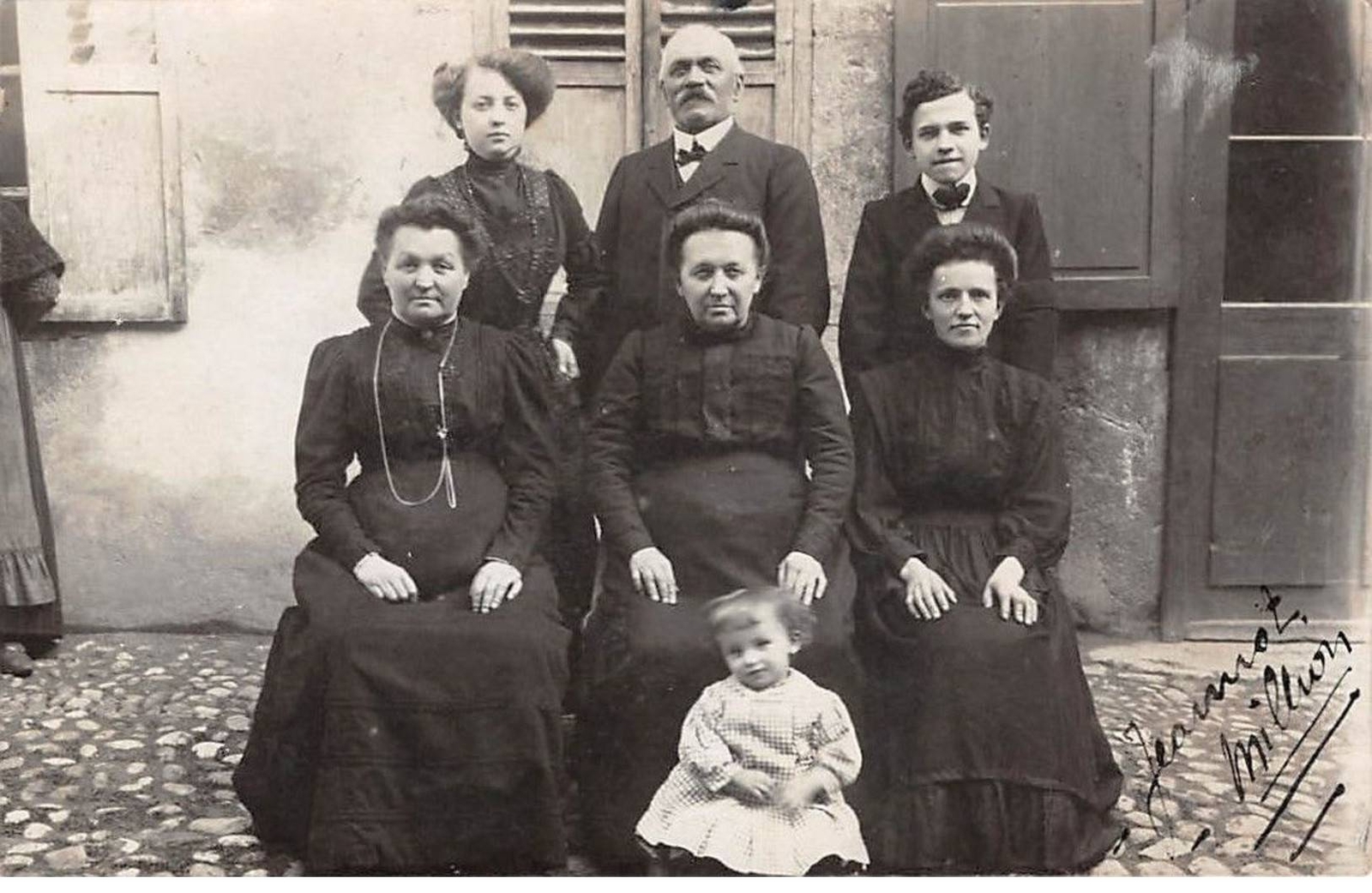 73 – N°88169 – CHAMBERY – A Family In A Courtyard – Photo Card
