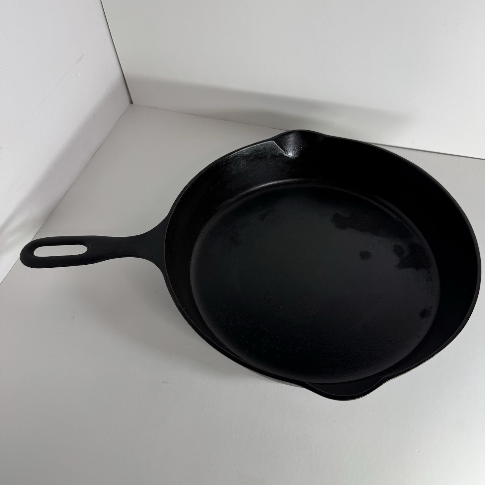 Griswold Iron Mountain #8 1033B Cast Iron Skillet Sits Flat 10.5 In Double Spout