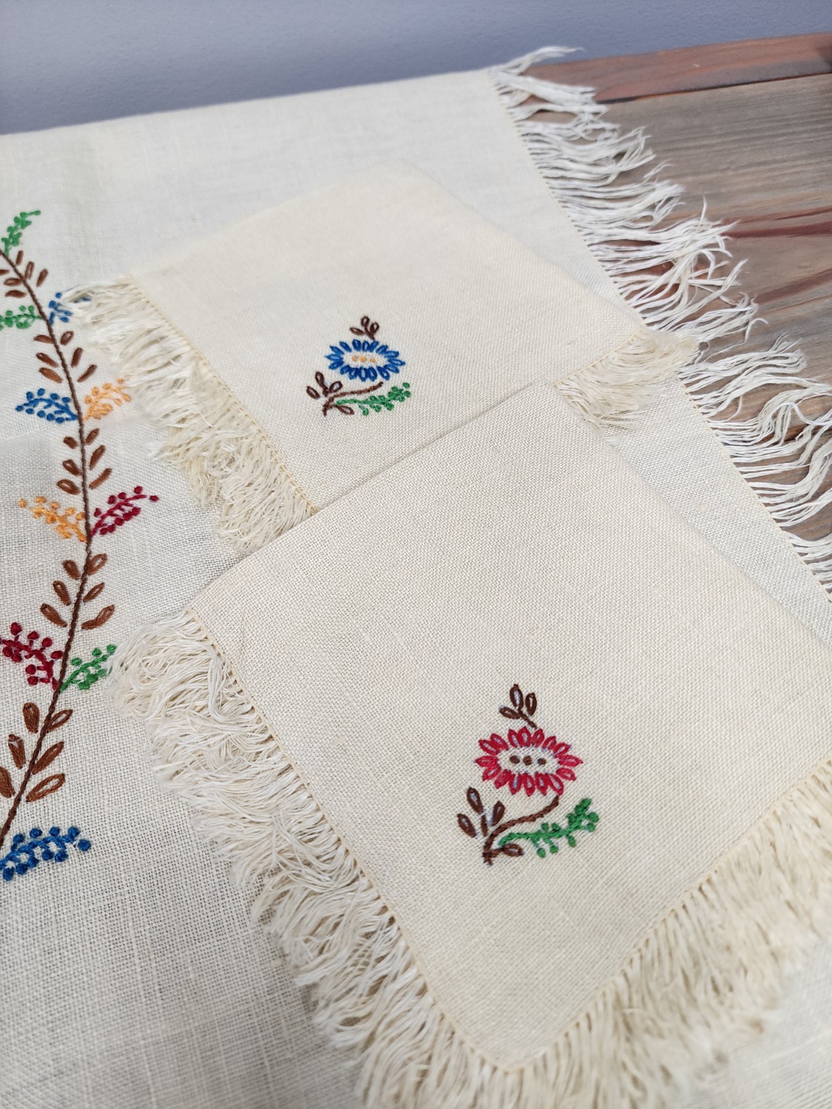 Vintage Table Linen Hand Embroidered Tablecloth 32″x32″ 4 Napkins