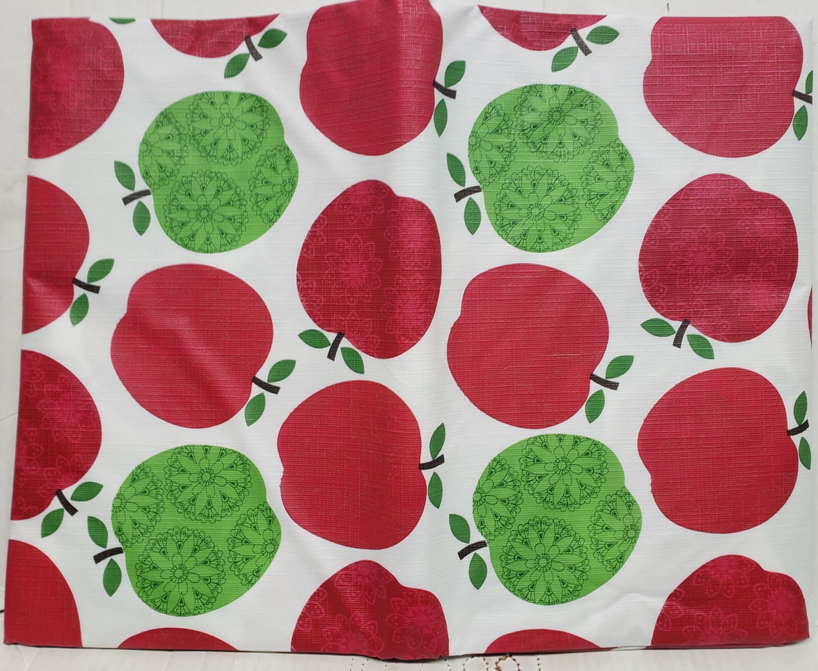Peva Vinyl Tablecloth 52″ x 70″ Oblong (4-6 people) RED & GREEN APPLES 23, BH