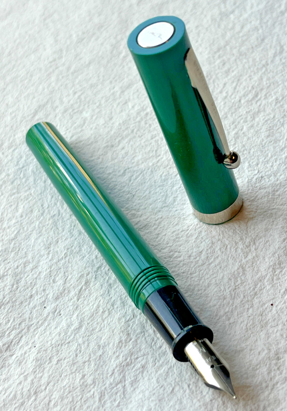Sheaffer NO NONSENSE Fountain Pen – Medium Nib – Opaque Green NOS