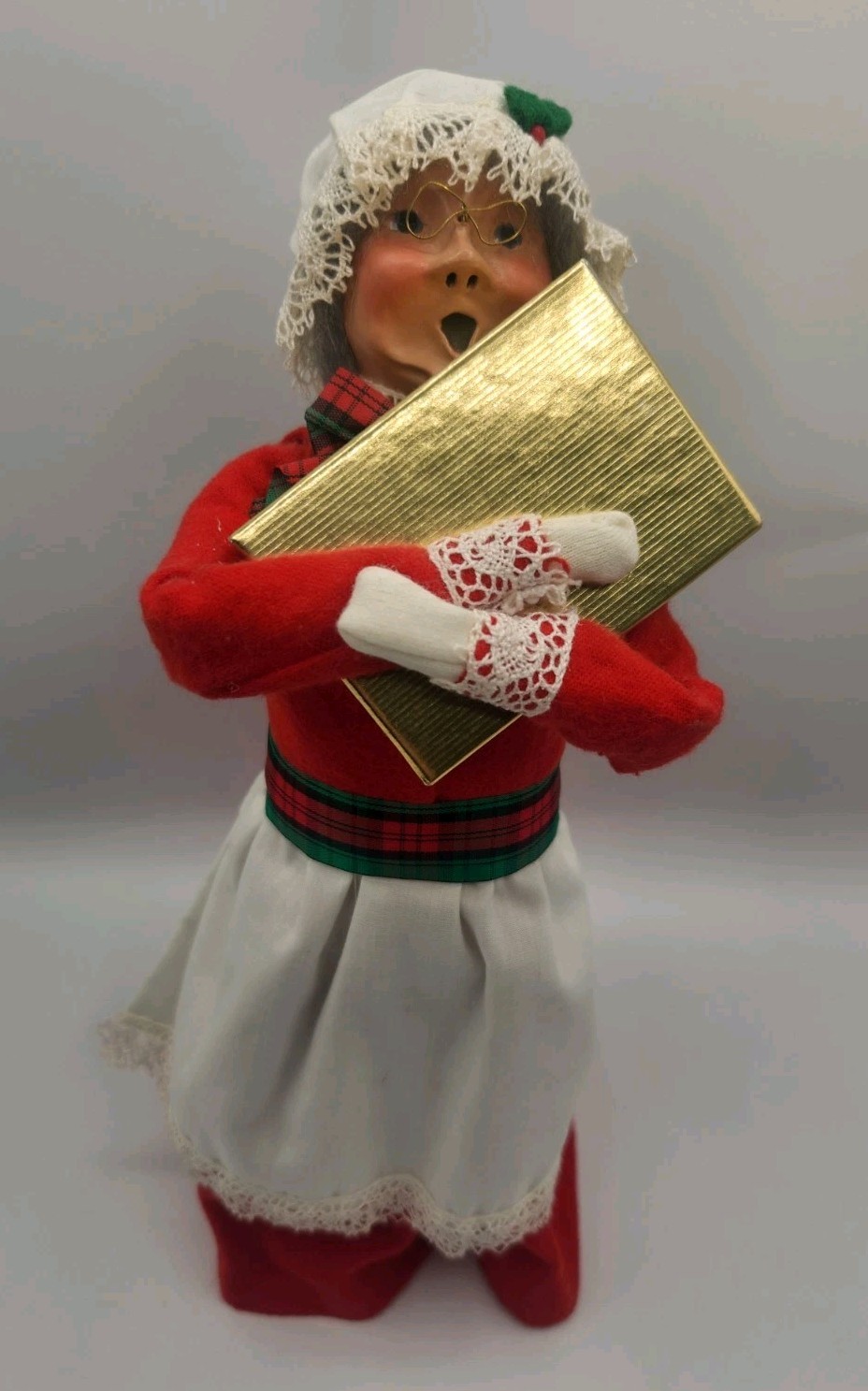 Byers Choice Carolers Mrs Claus with Gift Lace Bonnet Vintage Christmas 1990