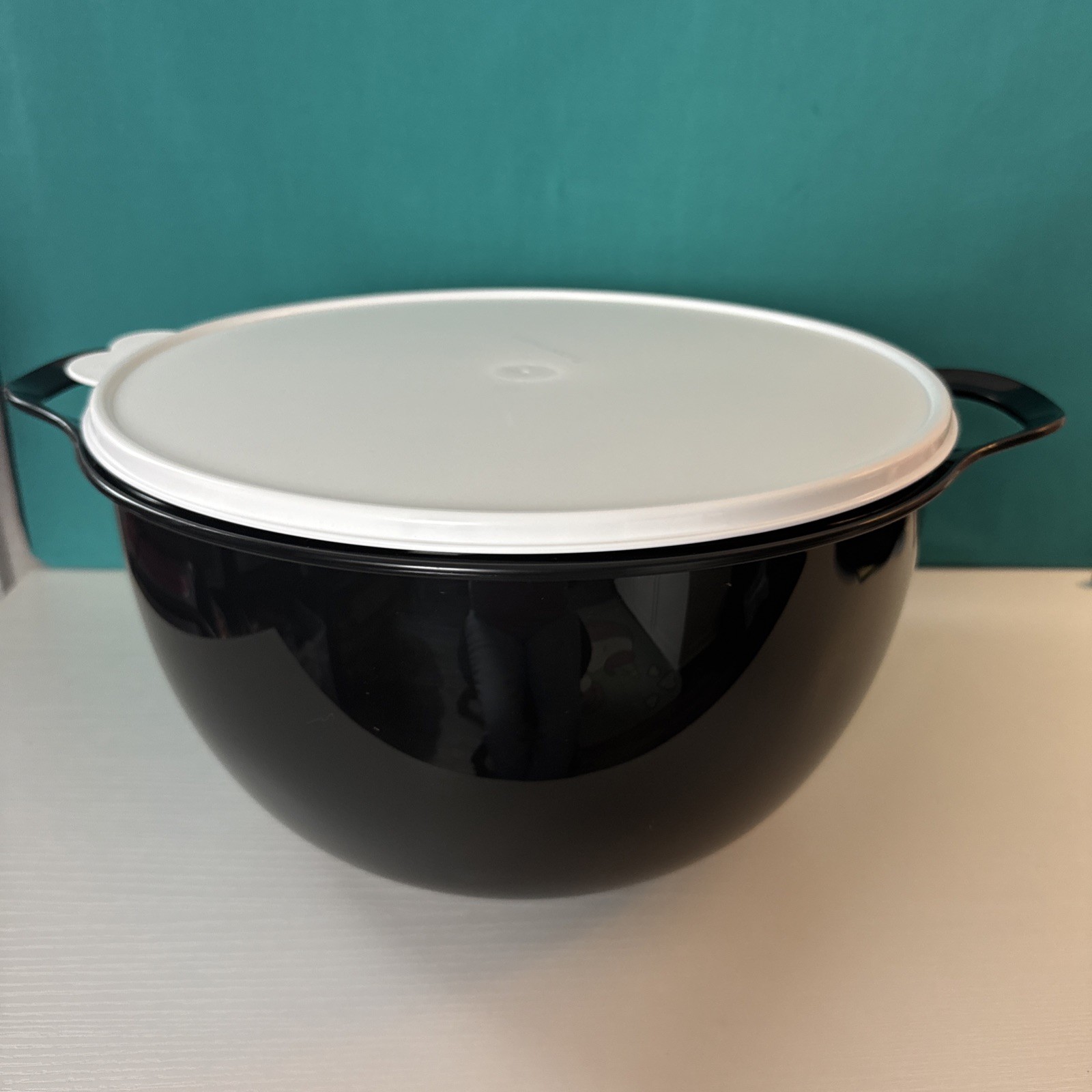 Tupperware Thatsa Mega Bowl 10L / 42 Cup Black With White Seal Double Handle