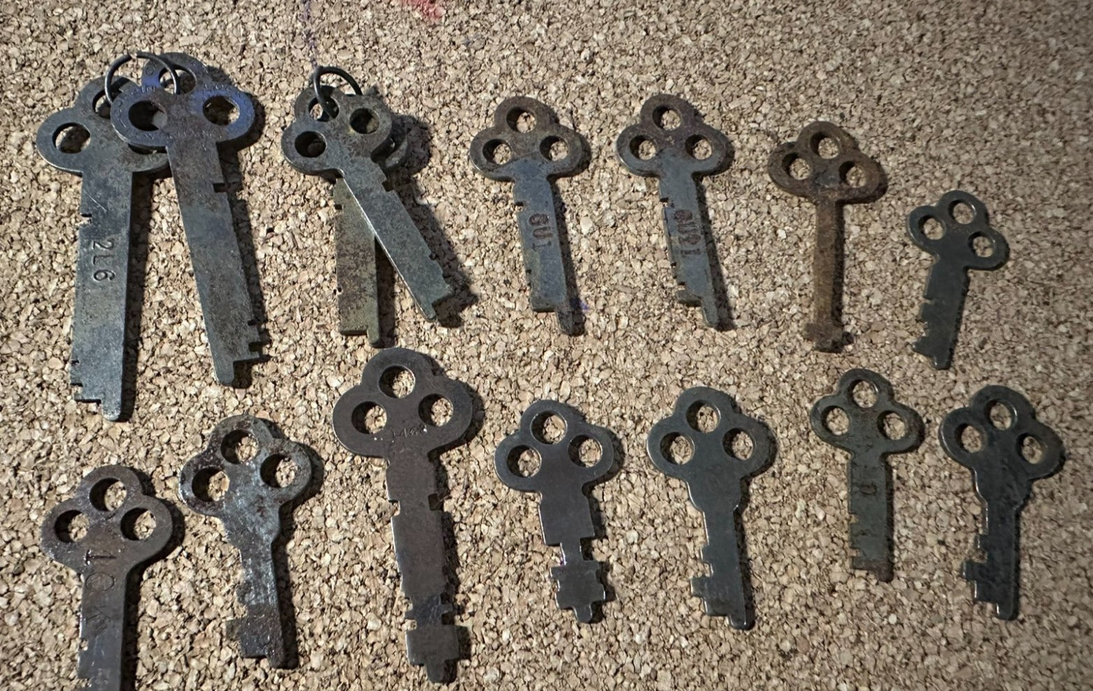15 Vintage Keys Lot Asst Sizes