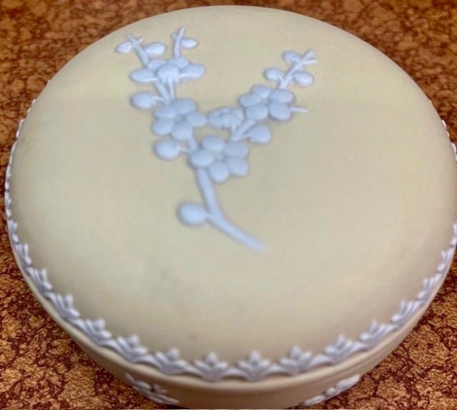 WEDGWOOD PRIMROSE (LIGHT YELLOW) ROUND TRINKET BOX IN GOOD CONDITION