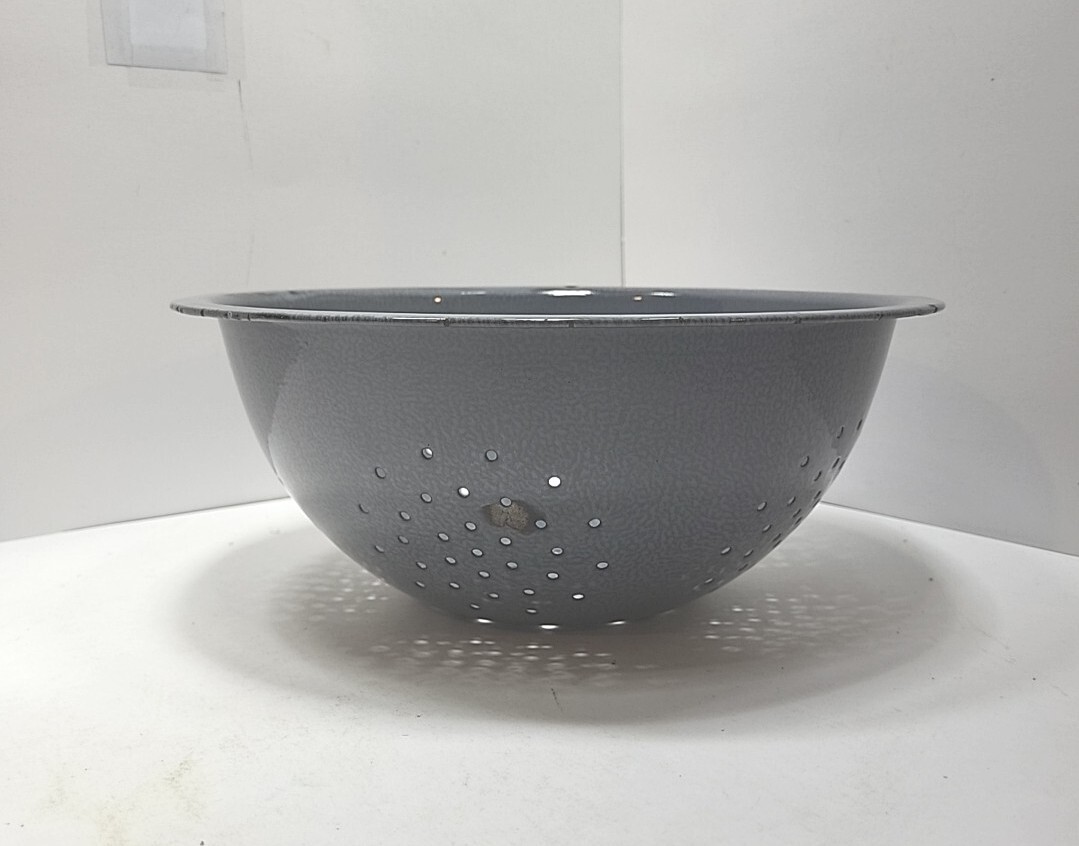 Vintage Enamelware – Granitware Gray Colander 11.125” Dia x 4.75″ Tall