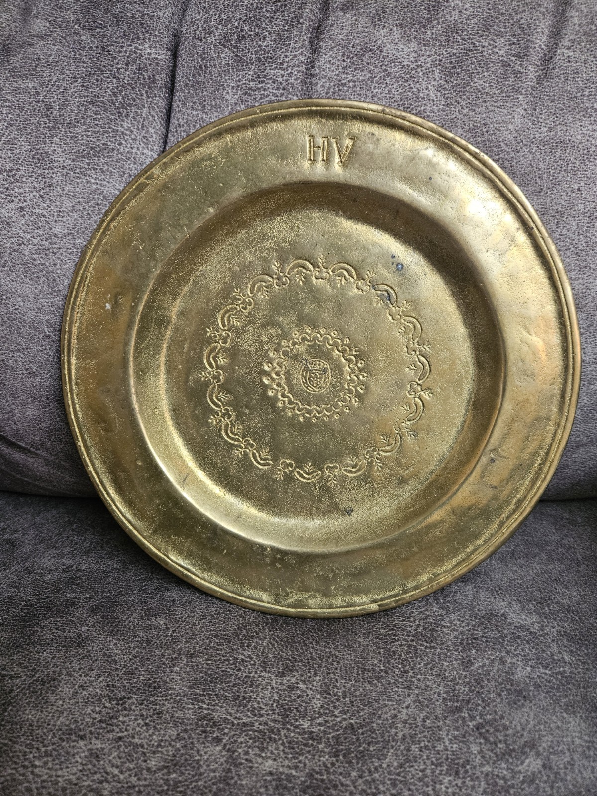 1970s Massiv Messing Solid Brass Chrarger 3.2 Pounds 10.5″ Monogram “HV”