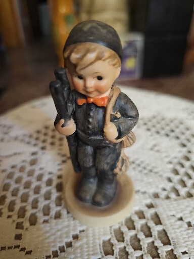 Hummel To Market Goebel West Germany 12 3/0 Boy & Girl w/ Flowers