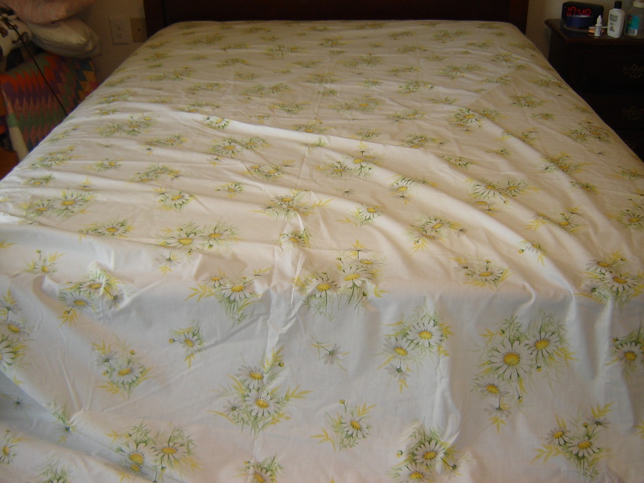 LOT D vintage sheet QUEEN FLAT WITH PILLOWCASES daisies with yellow IRREGULAR