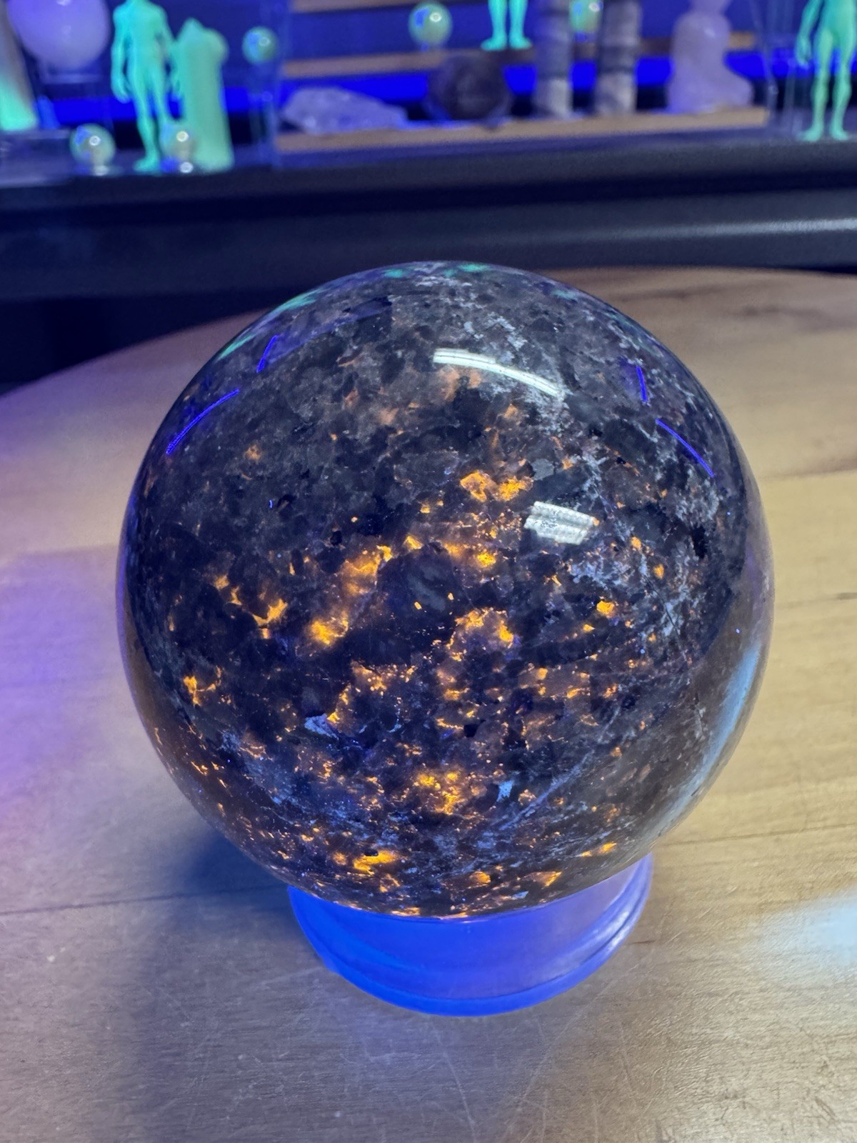 7368 Yooperlite Polished Sphere Uv Reactive 64mm 2.6”DIA Wt. 13 Oz.