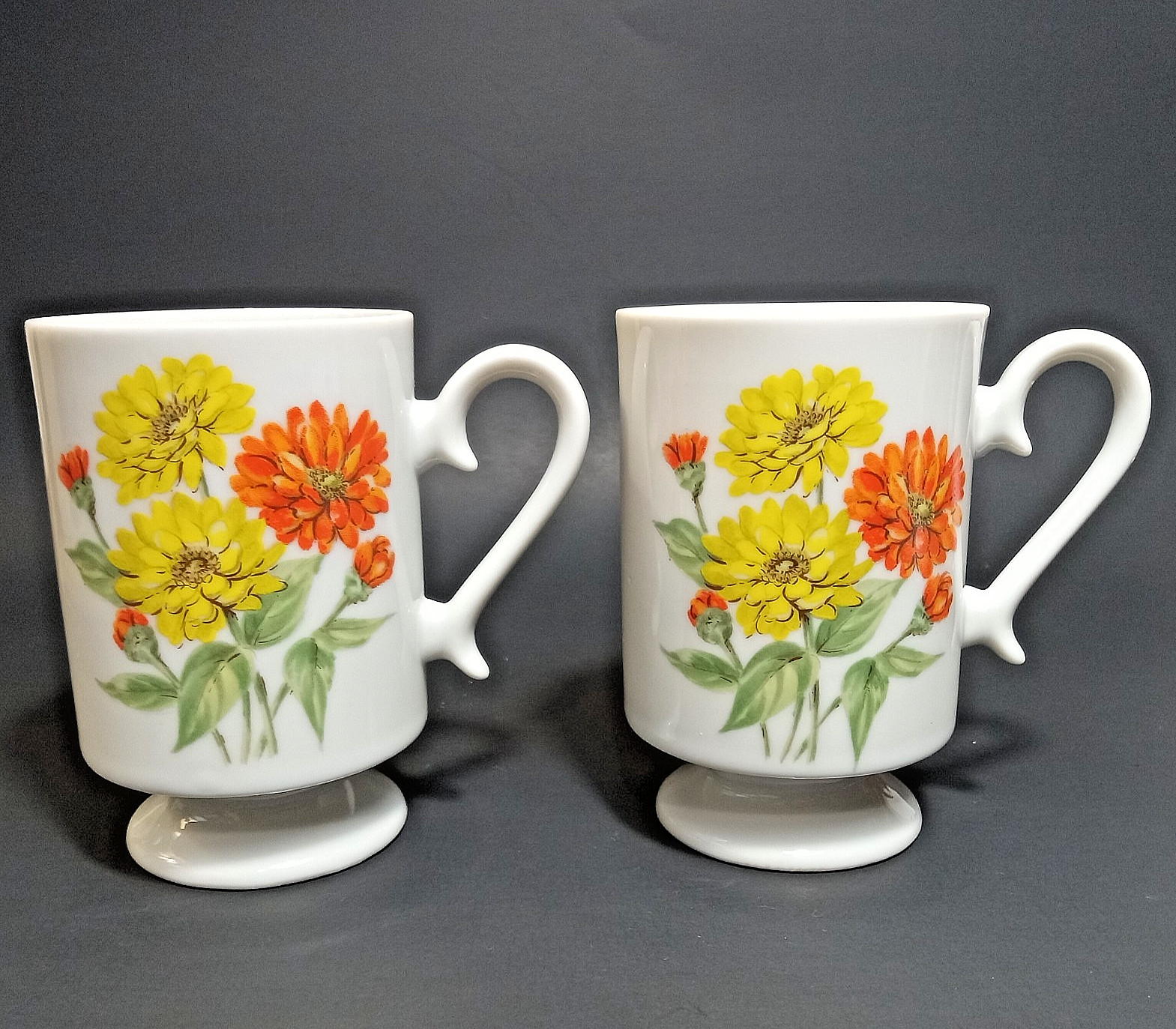 Set 2 Retro MOD Pedestal Coffee Mugs Zinnias Yellow Orange Floral 70s Cups