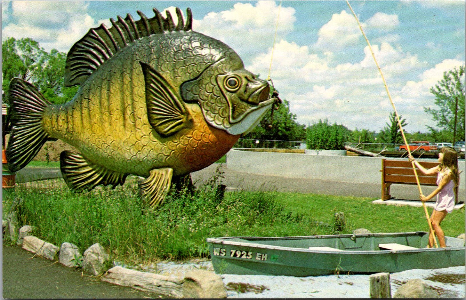 Nat’l Freshwater Fishing Hall of Fame, Hayward WI Giant Bluegill Postcard X04