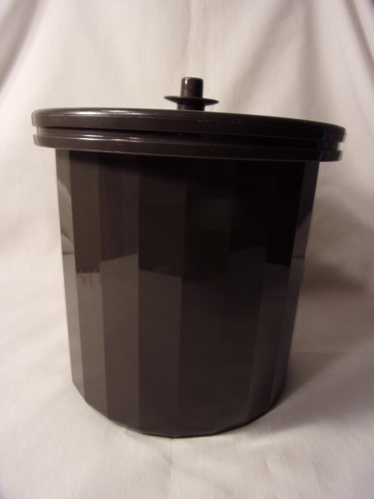 VINTAGE TUPPERWARE Ice Cube Bucket With Ice Tongs – Espresso Brown Color