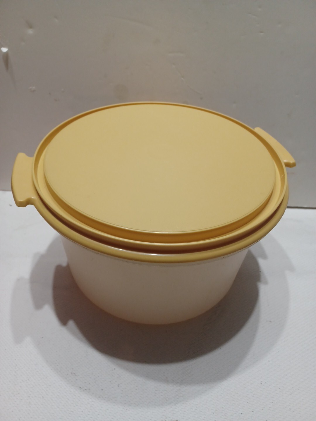 Vintage Tupperware Pie Cake Carrier Harvest Gold 684-7 6″ h