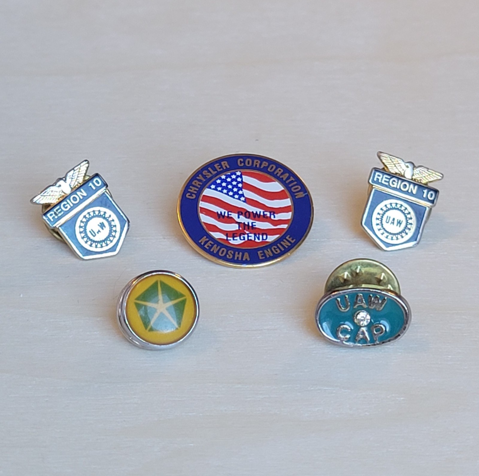 3 United Auto Workers Pins And 2 Chrysler Pins For A Total Lot Of 5 Vintage Pins