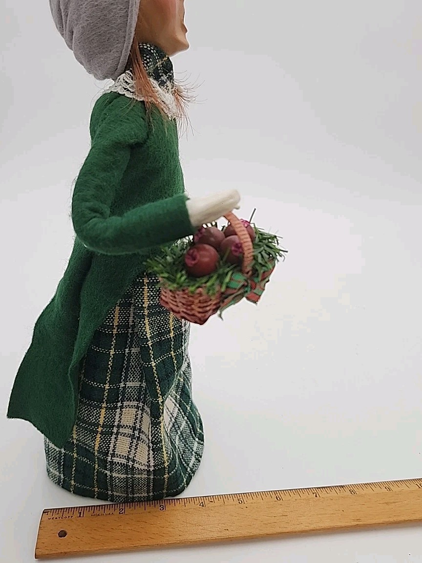 Vtg ’95 Byers Choice Colonial Woman Caroler Basket Pomegranate Signed 51/100