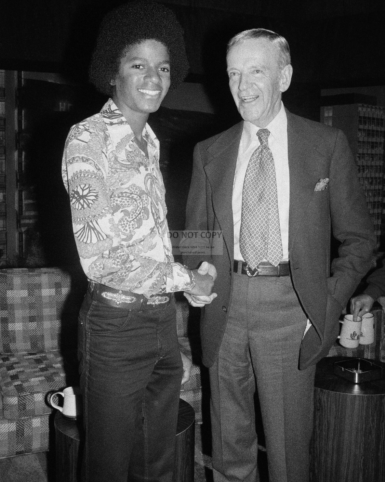 MICHAEL JACKSON FRED ASTAIRE TONIGHT SHOW 1975 – 8X10 PUBLICITY PHOTO (AA-001)