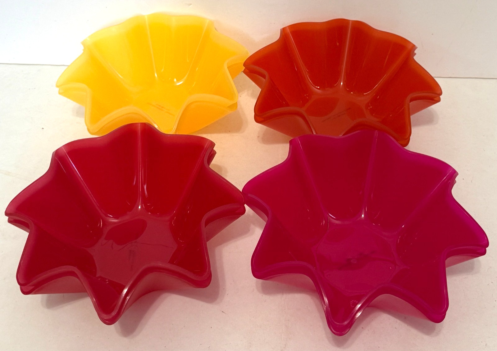 RARE Vintg TUPPERWARE WAVY RUFFLED Bowls Plates Set of 16 Red Orange Yellow Pink