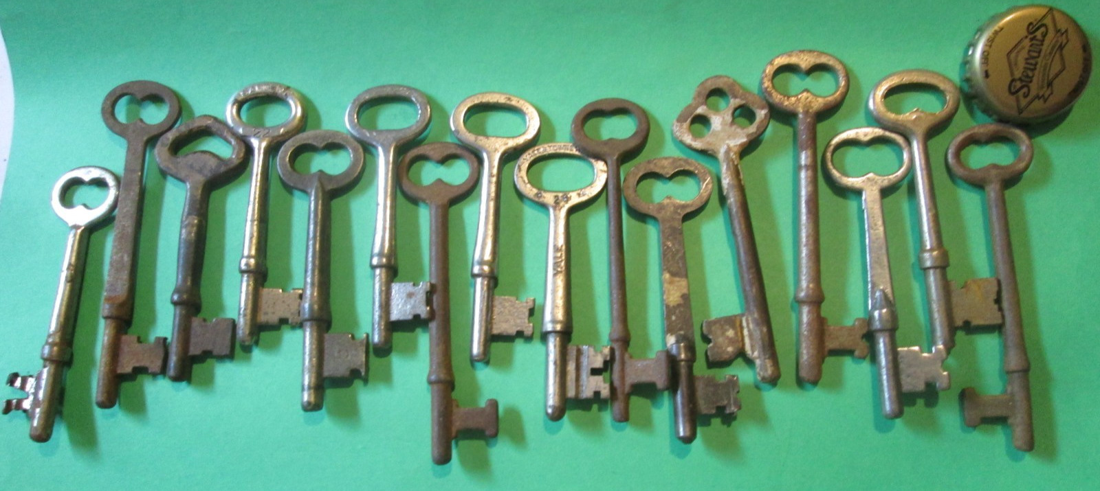 LOT OF 15 VINTAGE SKELETON KEYS DOOR HOUSE ALL REAL NO FAKE MORE LISTED NICE WW