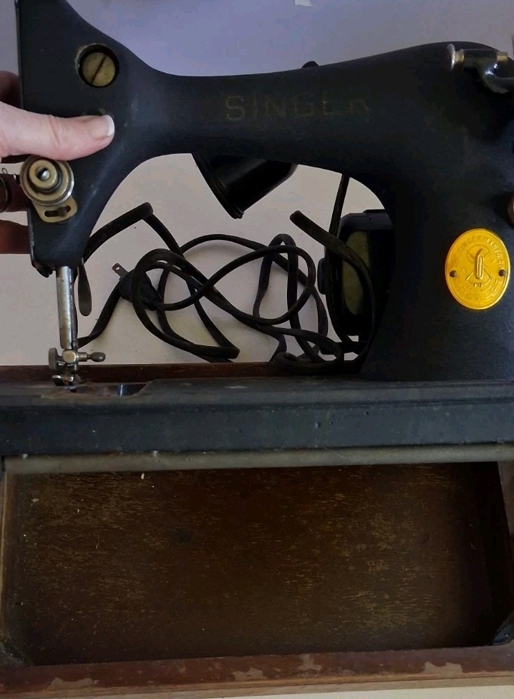 1940’s Singer Sewing Machine w/ Bentwood Case / Cord Is Not Attached But Include