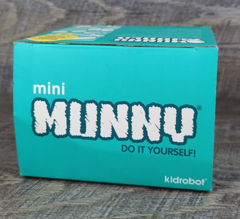 Kidrobot Original 2008 Mini Munny 4″ DIY Vinyl Toy White With Accessories & Box