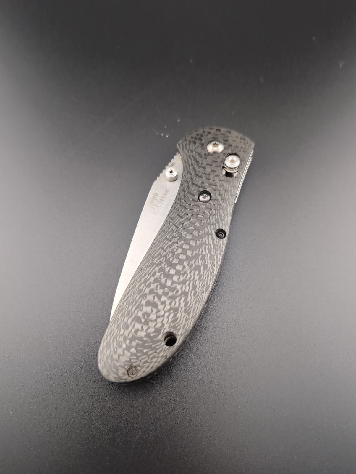 Benchmade 552 – Griptilian Doug Ritter M390 Washed Blade Carbon Fiber – BS-77