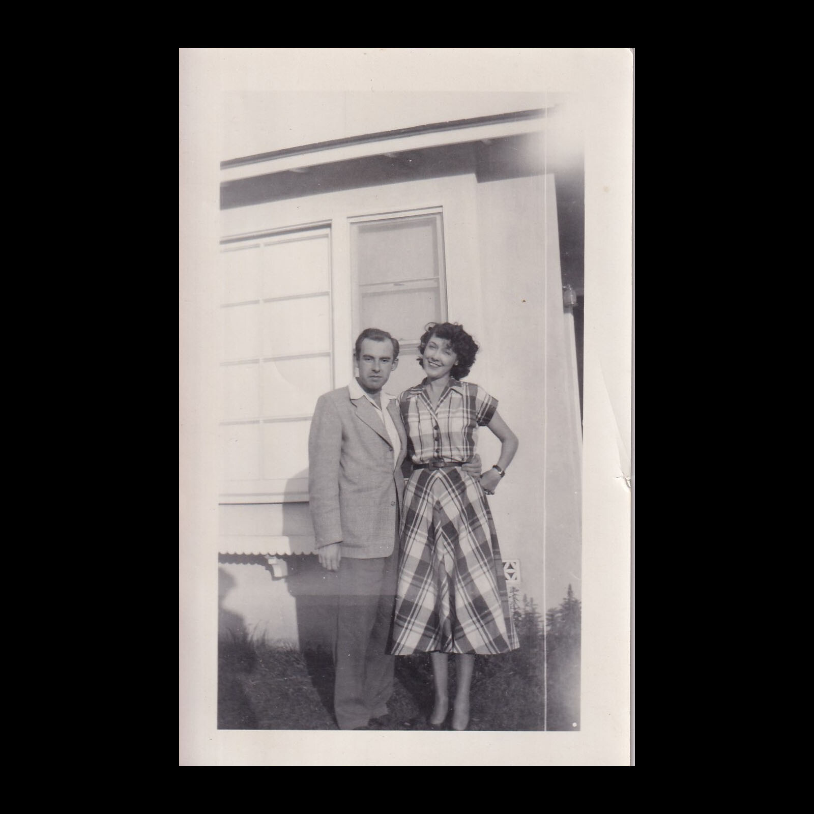 Old Vintage Photo MAN AND WOMAN COUPLE SMILING OUTSIDE HOME PLAID DRESS